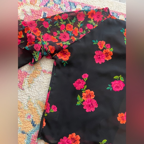 Express Floral Keyhole Ruffle Top Black Red Small - Picture 5 of 5